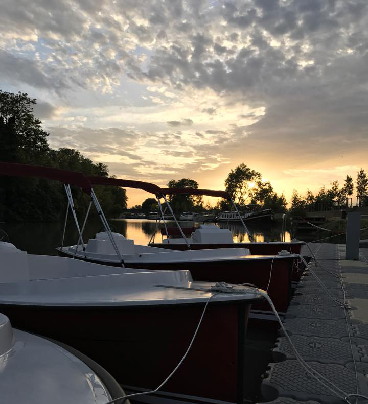 Bateau E-SEA à quai et au coucher du soleil 